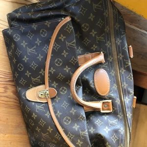 LV Duffle, should strap and handles